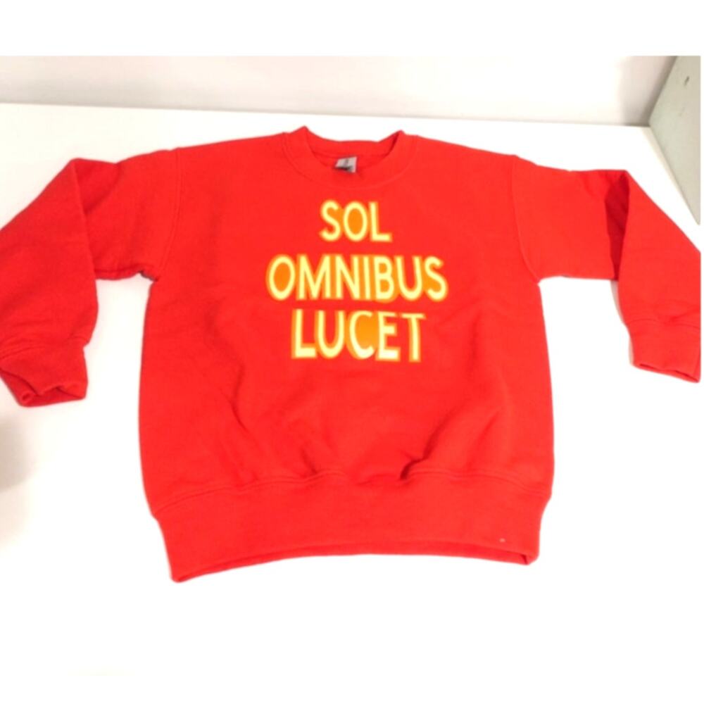 RED SWEATSHIRT/ LATIN QUOTE / THE SUN SHINES FOR EVERONE